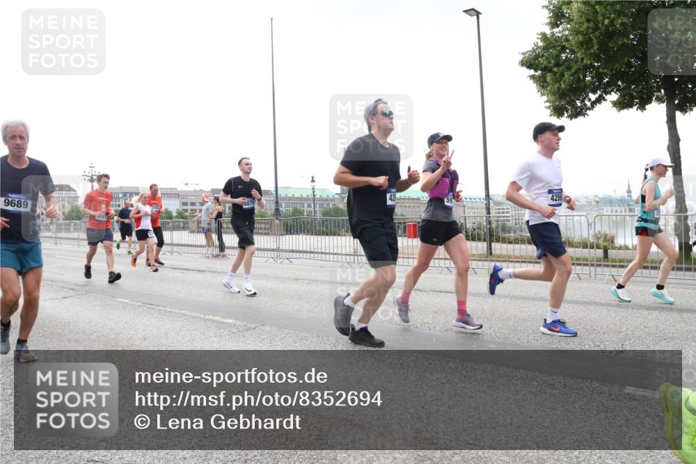 29.06.2025 - hella hamburg halbmarathon Lena Gebhardt http://msf.ph/oto/8352694 29.06.2025 10:38:47 Lombardsbrücke 875, 9689, 3726, 4259, 56, 1232, 1390, 1451, 1721, 1791, 2113, 2151, 2524, 2534, 2576, 2660, 2693, 3010, 3094, 3095, 3216, 3286, 3307, 3323, 3338, 3635, 3636, 3726, 3745, 3777, 3841, 3927, 4028, 4139, 4155, 4159, 4257, 4259, 4260, 4316, 4320, 4410, 4883, 4964, 5085, 5089, 5155, 5617, 5684, 5735, 5913, 6062, 6112, 6695, 6696, 6875, 7117, 7148, 7263, 7371, 7561, 7692, 7849, 7868, 8367, 8783, 9708, 9974, 9977, 10072, 10554, 13060 meine-sportfotos.de