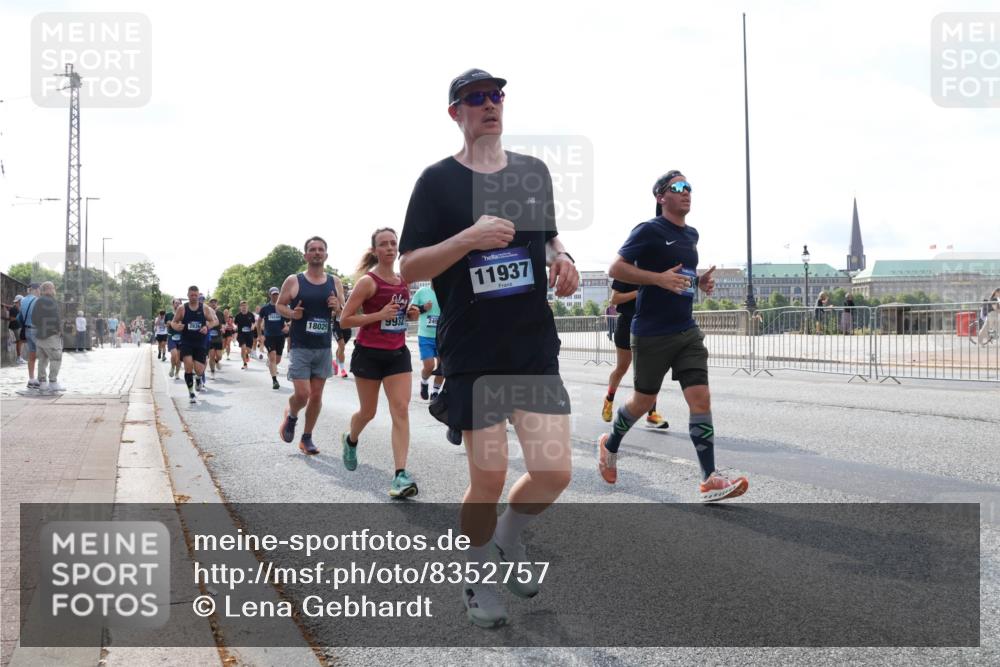 29.06.2025 - hella hamburg halbmarathon Lena Gebhardt http://msf.ph/oto/8352757 29.06.2025 10:01:12 Lombardsbrücke 18029, 9932, 11937, 1130, 1387, 1420, 1726, 2006, 2091, 2354, 2363, 2490, 2936, 3059, 3141, 3425, 3625, 3663, 3740, 3983, 4068, 4238, 4249, 4319, 4370, 4616, 4649, 4708, 5033, 5418, 5675, 5870, 6087, 6147, 0000, 6487, 6531, 6591, 6714, 6757, 6835, 6924, 7287, 7658, 7757, 7759, 7761, 7846, 8030, 8045, 8046, 8191, 8255, 8326, 8478, 8632, 8691, 8923, 9124, 9577, 9932, 10074, 10188, 10271, 10383, 10576, 11465 meine-sportfotos.de