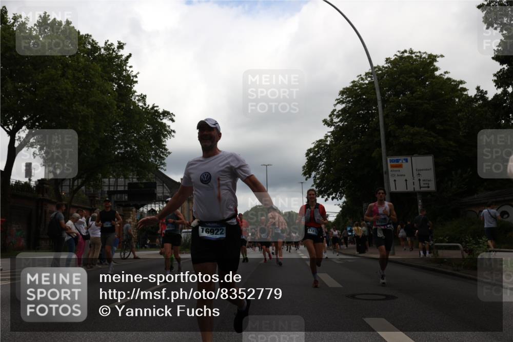 29.06.2025 - hella hamburg halbmarathon Yannick Fuchs http://msf.ph/oto/8352779 29.06.2025 10:52:53 20KM 1285, 1642, 1946, 1951, 2027, 2677, 2855, 5084, 5347, 5633, 6202, 6208, 6636, 6860, 6997, 7476, 8290, 8392, 8929, 9156, 9353, 9655, 9835, 10036, 10539, 10915, 12809, 13407, 14375, 14631, 14914, 15240, 15263, 15824, 16160, 16206, 16409, 16563, 16922, 16924, 17017, 17346, 17782, 17810, 17839, 17852, 17931, 18112, 18153, 18232, 18266, 18327, 18556, 18682, 18730, 18833, 18954, 19002, 19003 meine-sportfotos.de