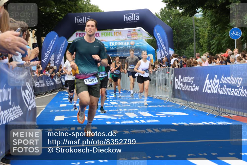 29.06.2025 - hella hamburg halbmarathon Strokosch-Dieckow http://msf.ph/oto/8352799 29.06.2025 10:52:31 Ziel 2346, 2670, 3715, 3952, 6561, 6562, 7178, 7232, 8371, 8661, 9145, 9739, 9876, 10115, 11689, 11791, 12450, 13015, 13051, 13301, 14561, 15001, 15980, 18982 meine-sportfotos.de