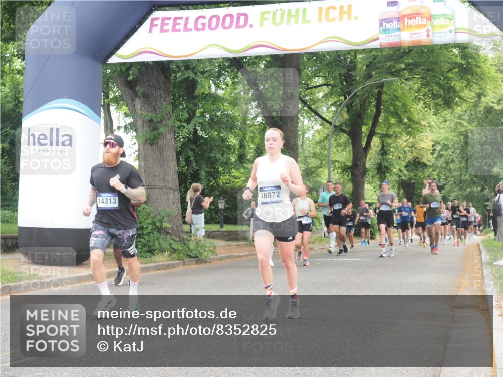 29.06.2025 - hella hamburg halbmarathon KatJ http://msf.ph/oto/8352825 29.06.2025 10:51:15 Zwischen KM18-KM19 5354, 5365, 8578 meine-sportfotos.de