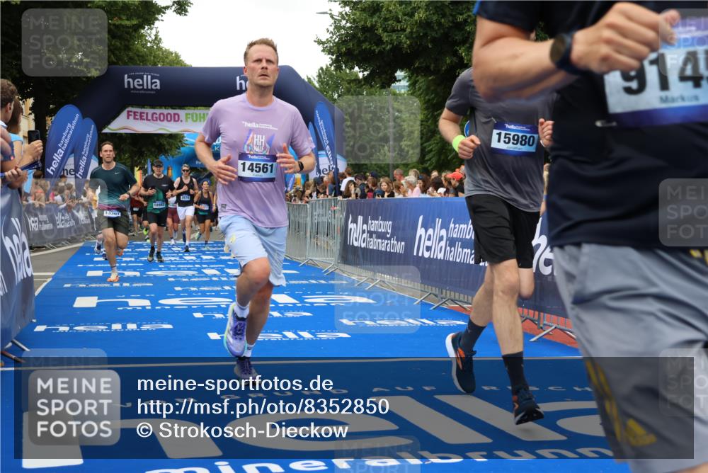 29.06.2025 - hella hamburg halbmarathon Strokosch-Dieckow http://msf.ph/oto/8352850 29.06.2025 10:52:29 Ziel 2670, 3715, 3952, 6561, 6562, 7178, 7232, 8371, 8661, 9145, 9739, 9876, 11689, 11791, 12450, 13015, 13051, 13211, 13301, 14561, 15001, 15144, 15980, 17997, 18982 meine-sportfotos.de
