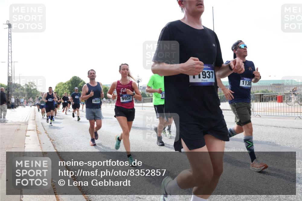 29.06.2025 - hella hamburg halbmarathon Lena Gebhardt http://msf.ph/oto/8352857 29.06.2025 10:01:13 Lombardsbrücke 18029, 9932, 1937, 1130, 1130, 1387, 1420, 1726, 2006, 2091, 2354, 2363, 2490, 2936, 3059, 3141, 3425, 3625, 3663, 3740, 3983, 4068, 4238, 4249, 4319, 4370, 4616, 4649, 4708, 5033, 5418, 5570, 5675, 5870, 6087, 6147, 0000, 6487, 6531, 6591, 6714, 6757, 6835, 6924, 7287, 7658, 7757, 7759, 7761, 7846, 8030, 8045, 8046, 8191, 8255, 8326, 8478, 8632, 8691, 8923, 9124, 9932, 10074, 10188, 10271, 10383, 10576, 11465 meine-sportfotos.de