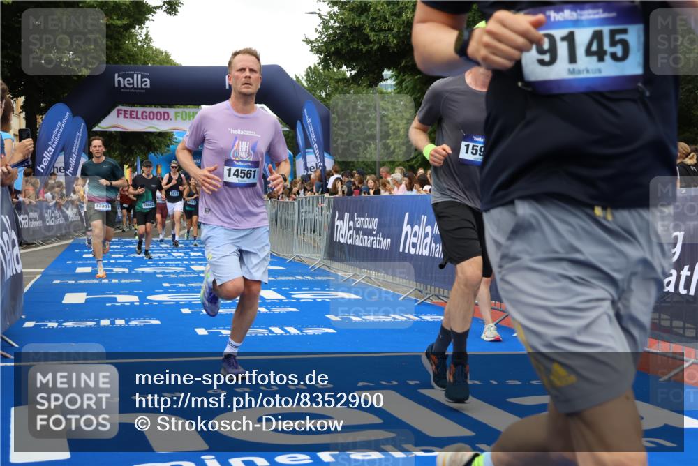 29.06.2025 - hella hamburg halbmarathon Strokosch-Dieckow http://msf.ph/oto/8352900 29.06.2025 10:52:29 Ziel 2670, 3715, 3952, 6561, 6562, 7178, 7232, 8371, 8661, 9145, 9739, 9876, 11689, 11791, 12450, 13015, 13051, 13211, 13301, 14561, 15001, 15144, 15980, 17997, 18982 meine-sportfotos.de