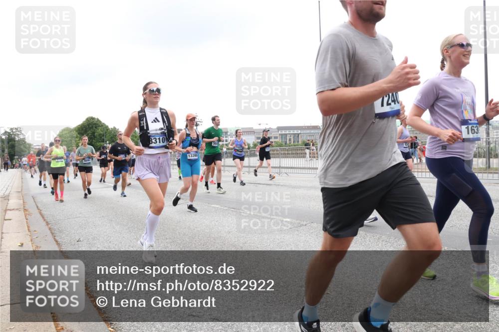 29.06.2025 - hella hamburg halbmarathon Lena Gebhardt http://msf.ph/oto/8352922 29.06.2025 10:48:00 Lombardsbrücke 8310, 13399, 7240, 163, 1045, 1157, 1174, 1175, 1246, 1392, 1618, 1639, 1645, 1701, 1926, 2037, 2163, 2197, 2418, 2491, 2545, 2650, 2704, 2756, 2790, 2882, 2958, 3049, 3320, 3468, 3504, 3679, 3933, 4037, 4327, 4423, 4588, 4856, 5585, 5621, 5622, 5886, 5952, 7240, 7393, 7394, 7427, 7532, 7916, 7970, 8077, 8310, 8521, 8550, 8774, 9356, 9687, 9696, 9697, 9921, 10145, 10658, 10777, 10794, 10991, 11351, 11548, 11730, 11742, 11781, 11802, 11909, 12431 meine-sportfotos.de
