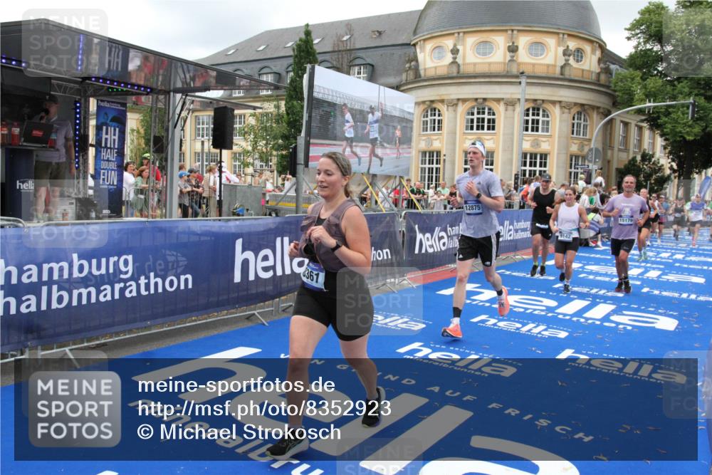 29.06.2025 - hella hamburg halbmarathon Michael Strokosch http://msf.ph/oto/8352923 29.06.2025 10:53:20 Ziel 1683, 2074, 2354, 4065, 7312, 7383, 8273, 8361, 9142, 11844, 12490, 12875, 15179, 15681, 16929, 18901 meine-sportfotos.de