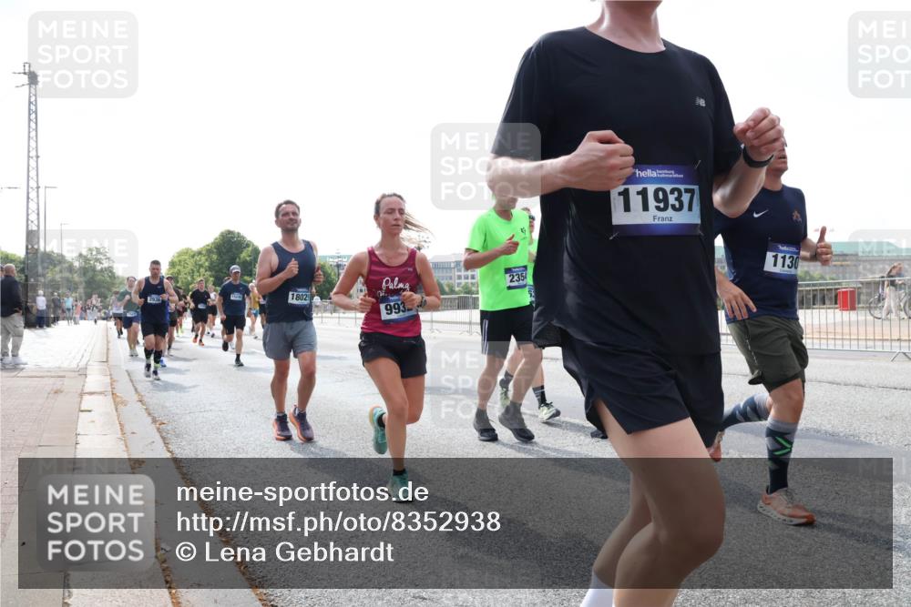 29.06.2025 - hella hamburg halbmarathon Lena Gebhardt http://msf.ph/oto/8352938 29.06.2025 10:01:13 Lombardsbrücke 2936, 15240, 2354, 18029, 993, 11937, 1130, 1130, 1387, 1420, 1726, 2006, 2091, 2354, 2363, 2490, 2936, 3059, 3141, 3425, 3625, 3663, 3740, 3983, 4068, 4238, 4249, 4319, 4370, 4616, 4649, 4708, 5033, 5418, 5570, 5675, 5870, 6087, 6147, 0000, 6487, 6531, 6591, 6714, 6757, 6835, 6924, 7287, 7658, 7757, 7759, 7761, 7846, 8030, 8045, 8046, 8191, 8255, 8326, 8478, 8632, 8691, 8923, 9124, 9932, 10074, 10188, 10271, 10383, 10576, 11465 meine-sportfotos.de