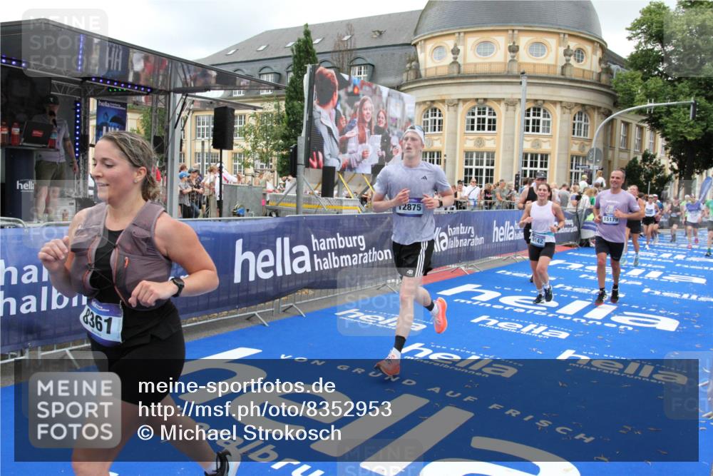 29.06.2025 - hella hamburg halbmarathon Michael Strokosch http://msf.ph/oto/8352953 29.06.2025 10:53:20 Ziel 1683, 2074, 2354, 4065, 7312, 7383, 8273, 8361, 9142, 11844, 12490, 12875, 15179, 15681, 16929, 18901 meine-sportfotos.de