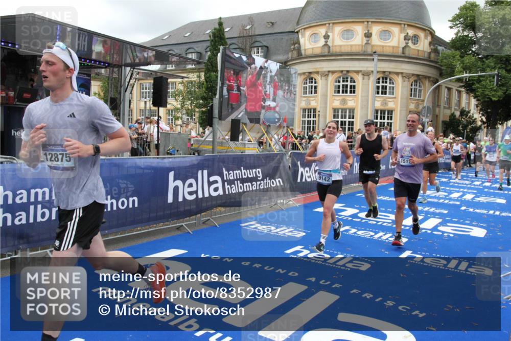 29.06.2025 - hella hamburg halbmarathon Michael Strokosch http://msf.ph/oto/8352987 29.06.2025 10:53:21 Ziel 1683, 2074, 2354, 4065, 7312, 7383, 8273, 8361, 9142, 11844, 12490, 12875, 15179, 15681, 15838, 16929, 18134, 18901 meine-sportfotos.de