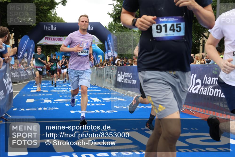 29.06.2025 - hella hamburg halbmarathon Strokosch-Dieckow http://msf.ph/oto/8353000 29.06.2025 10:52:29 Ziel 2670, 3715, 3952, 6561, 6562, 7178, 7232, 8371, 8661, 9145, 9739, 9876, 11689, 11791, 12450, 13015, 13051, 13211, 13301, 14561, 15001, 15144, 15980, 17997, 18982 meine-sportfotos.de