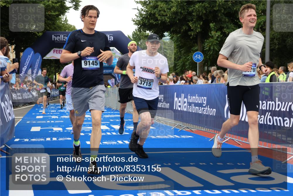 29.06.2025 - hella hamburg halbmarathon Strokosch-Dieckow http://msf.ph/oto/8353155 29.06.2025 10:52:28 Ziel 3715, 6561, 6562, 7178, 7232, 8371, 8661, 9145, 9739, 9876, 11791, 13015, 13211, 13301, 14561, 15001, 15144, 15980, 17997, 18982 meine-sportfotos.de