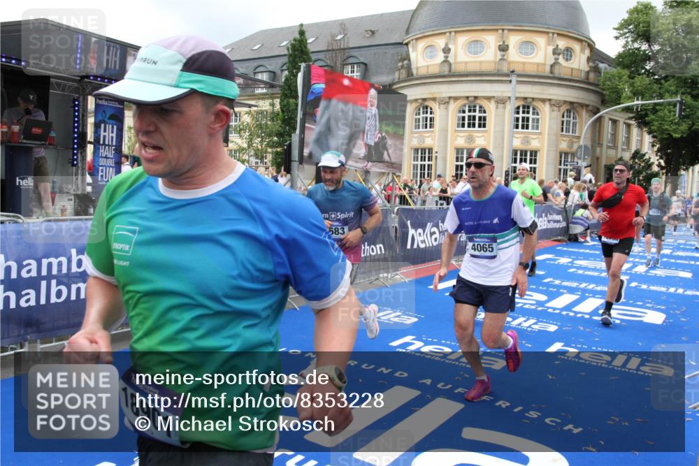 29.06.2025 - hella hamburg halbmarathon Michael Strokosch http://msf.ph/oto/8353228 29.06.2025 10:53:25 Ziel 1683, 1727, 2074, 2354, 4065, 6198, 6629, 6942, 7312, 8651, 11844, 12490, 13997, 15681, 15838, 18134, 18901 meine-sportfotos.de