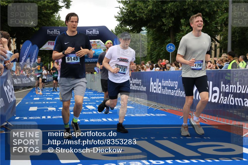 29.06.2025 - hella hamburg halbmarathon Strokosch-Dieckow http://msf.ph/oto/8353283 29.06.2025 10:52:28 Ziel 3715, 6561, 6562, 7178, 7232, 8371, 8661, 9145, 9739, 9876, 11791, 13015, 13211, 13301, 14561, 15001, 15144, 15980, 17997, 18982 meine-sportfotos.de