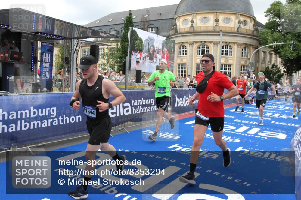 29.06.2025 - hella hamburg halbmarathon Michael Strokosch http://msf.ph/oto/8353294 29.06.2025 10:53:26 Ziel 1683, 1727, 2074, 2354, 4065, 6198, 6629, 6942, 7312, 8651, 11844, 12490, 13997, 15681, 15838, 18134, 18901 meine-sportfotos.de