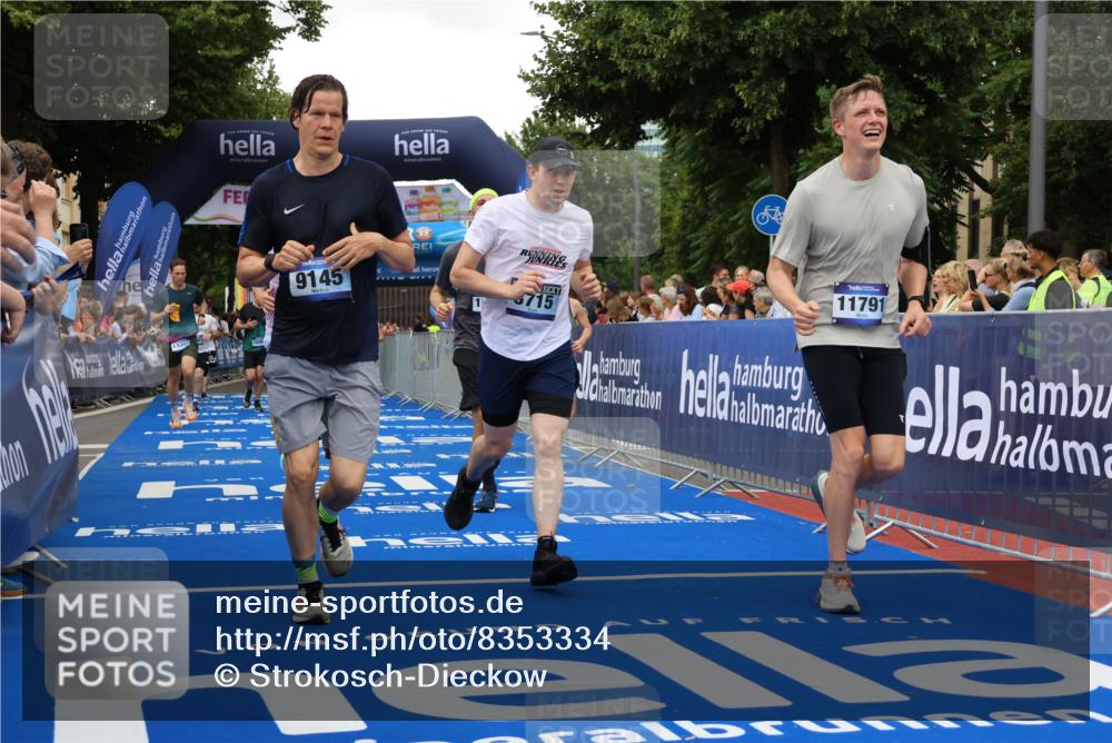 29.06.2025 - hella hamburg halbmarathon Strokosch-Dieckow http://msf.ph/oto/8353334 29.06.2025 10:52:28 Ziel 3715, 6561, 6562, 7178, 7232, 8371, 8661, 9145, 9739, 9876, 11791, 13015, 13211, 13301, 14561, 15001, 15144, 15980, 17997, 18982 meine-sportfotos.de