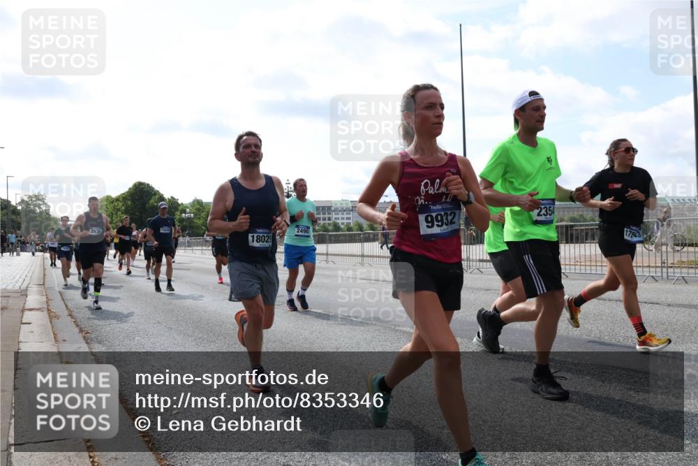 29.06.2025 - hella hamburg halbmarathon Lena Gebhardt http://msf.ph/oto/8353346 29.06.2025 10:01:13 Lombardsbrücke 2936, 15240, 18029, 2490, 9932, 2354, 1130, 1387, 1420, 1726, 2006, 2091, 2354, 2363, 2490, 2936, 3059, 3141, 3425, 3625, 3663, 3740, 3983, 4068, 4238, 4249, 4319, 4370, 4616, 4649, 4708, 5033, 5418, 5570, 5675, 5870, 6087, 6147, 0000, 6487, 6531, 6591, 6714, 6757, 6835, 6924, 7287, 7658, 7757, 7759, 7761, 7846, 8030, 8045, 8046, 8191, 8255, 8326, 8478, 8632, 8691, 8923, 9124, 9932, 10074, 10188, 10271, 10383, 10576, 11465 meine-sportfotos.de