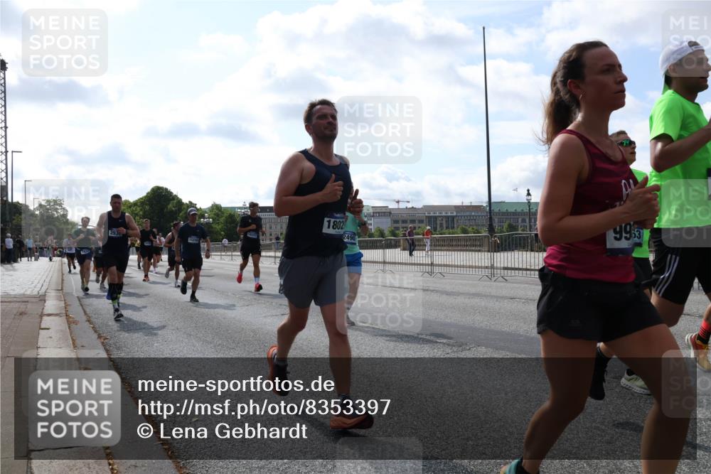 29.06.2025 - hella hamburg halbmarathon Lena Gebhardt http://msf.ph/oto/8353397 29.06.2025 10:01:14 Lombardsbrücke 2936, 15240, 18327, 71, 1802, 2490, 993, 1130, 1387, 1420, 1726, 2006, 2091, 2354, 2363, 2490, 2936, 3059, 3141, 3199, 3425, 3625, 3663, 3740, 3983, 4068, 4238, 4249, 4319, 4322, 4370, 4616, 4649, 4708, 5033, 5418, 5570, 5675, 5870, 6087, 6147, 0000, 6487, 6531, 6591, 6714, 6757, 6835, 6924, 7287, 7658, 7757, 7759, 7761, 7846, 8030, 8045, 8046, 8191, 8255, 8326, 8478, 8632, 8691, 8923, 9124, 9932, 10074, 10188, 10271, 10383, 10576, 11465 meine-sportfotos.de