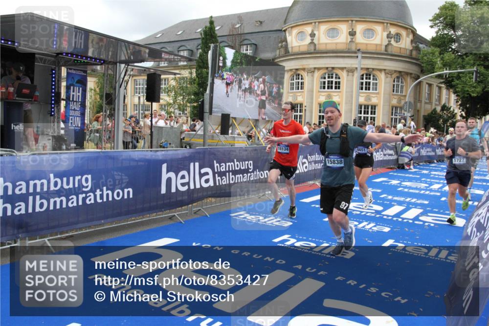29.06.2025 - hella hamburg halbmarathon Michael Strokosch http://msf.ph/oto/8353427 29.06.2025 10:53:28 Ziel 1683, 1727, 2354, 4065, 6198, 6629, 6942, 8651, 11068, 11844, 12490, 12909, 13912, 13997, 15838, 18134 meine-sportfotos.de