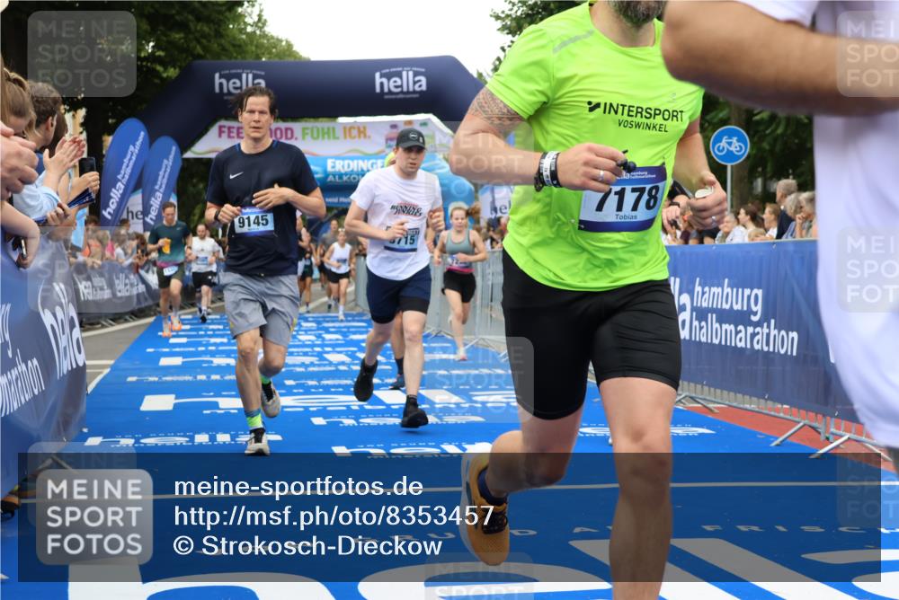29.06.2025 - hella hamburg halbmarathon Strokosch-Dieckow http://msf.ph/oto/8353457 29.06.2025 10:52:27 Ziel 3715, 4140, 6561, 6562, 7178, 7232, 8371, 8661, 9145, 9739, 9876, 11791, 13015, 13211, 13301, 14561, 15001, 15144, 15980, 17997, 18982 meine-sportfotos.de