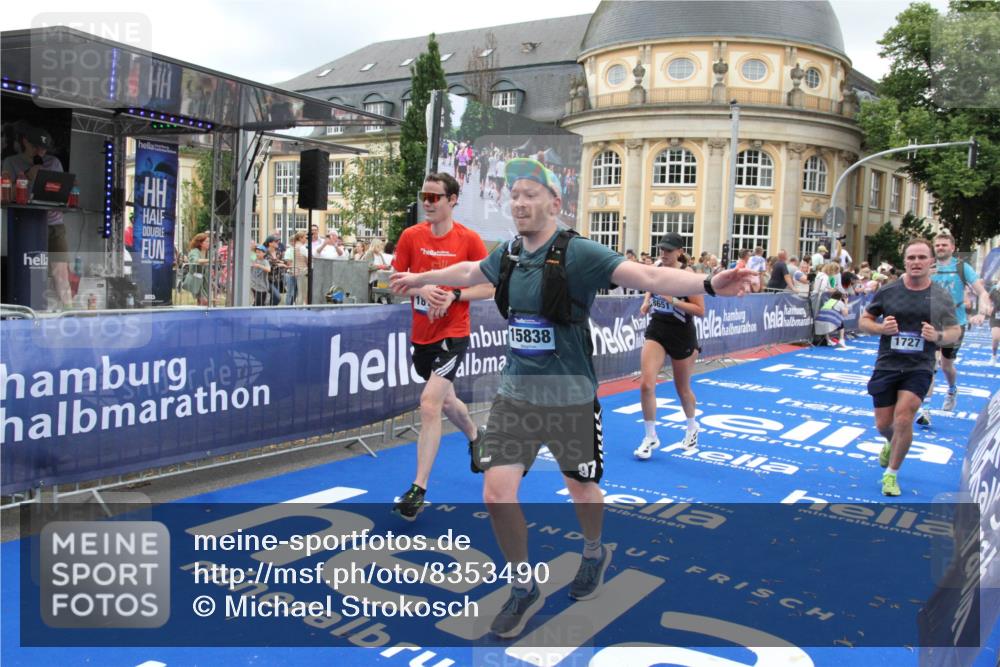 29.06.2025 - hella hamburg halbmarathon Michael Strokosch http://msf.ph/oto/8353490 29.06.2025 10:53:28 Ziel 1683, 1727, 2354, 4065, 6198, 6629, 6942, 8651, 11068, 11844, 12490, 12909, 13912, 13997, 15838, 18134 meine-sportfotos.de