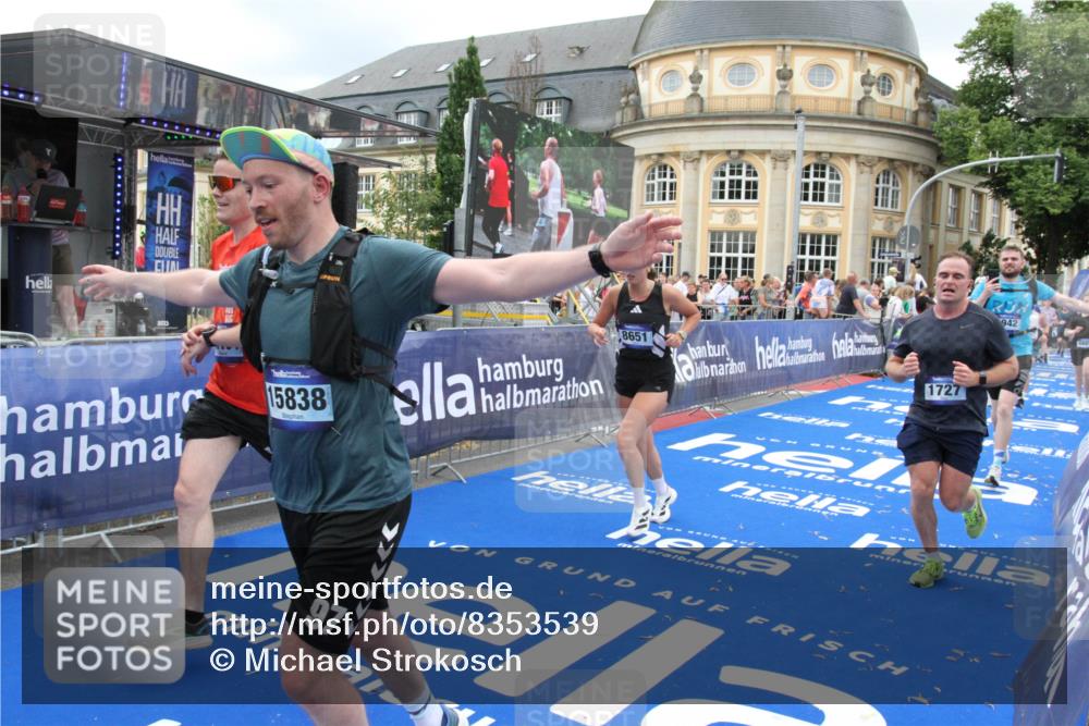 29.06.2025 - hella hamburg halbmarathon Michael Strokosch http://msf.ph/oto/8353539 29.06.2025 10:53:29 Ziel 1727, 2354, 5866, 6198, 6629, 6942, 8651, 11068, 12490, 12909, 13912, 13997, 15838, 17710, 18134 meine-sportfotos.de