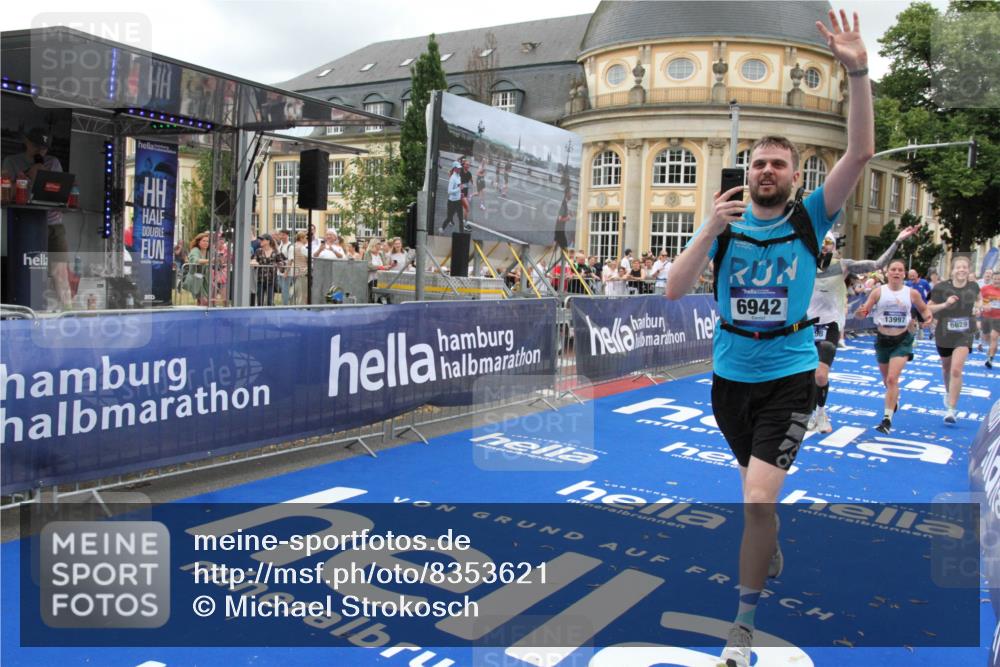29.06.2025 - hella hamburg halbmarathon Michael Strokosch http://msf.ph/oto/8353621 29.06.2025 10:53:30 Ziel 1061, 1499, 1727, 2070, 5866, 6198, 6629, 6942, 8651, 11068, 12909, 13912, 13997, 15838, 17710, 18134 meine-sportfotos.de