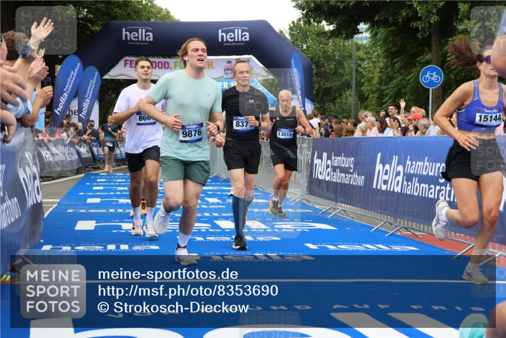 29.06.2025 - hella hamburg halbmarathon Strokosch-Dieckow http://msf.ph/oto/8353690 29.06.2025 10:52:25 Ziel 3715, 4140, 4587, 7178, 7232, 8371, 8661, 9145, 9876, 11791, 13015, 13211, 13301, 13707, 14561, 15144, 15980, 17773, 17997 meine-sportfotos.de