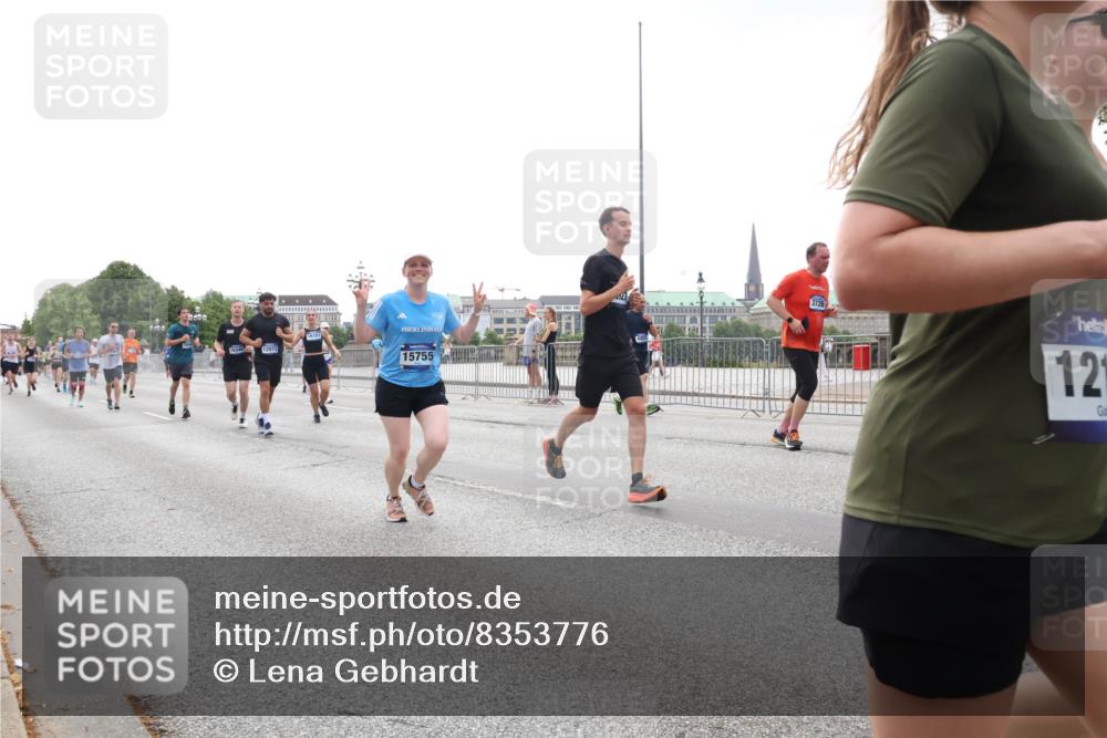 29.06.2025 - hella hamburg halbmarathon Lena Gebhardt http://msf.ph/oto/8353776 29.06.2025 10:38:49 Lombardsbrücke 16348, 16181, 15755, 3726, 121, 56, 1232, 1390, 1451, 1721, 1791, 2151, 2524, 2534, 2576, 2660, 2693, 3094, 3095, 3216, 3286, 3307, 3323, 3726, 3745, 3777, 3841, 3927, 4028, 4139, 4155, 4159, 4257, 4259, 4260, 4316, 4320, 4410, 4883, 4964, 5085, 5089, 5155, 5617, 5684, 5735, 5913, 6062, 6112, 6611, 6695, 6696, 6875, 7117, 7148, 7263, 7371, 7561, 7692, 7849, 8367, 8783, 9708, 9974, 9977, 10072, 10554, 13060 meine-sportfotos.de