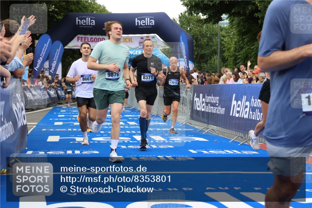 29.06.2025 - hella hamburg halbmarathon Strokosch-Dieckow http://msf.ph/oto/8353801 29.06.2025 10:52:24 Ziel 3715, 4140, 4587, 6164, 7178, 7232, 7896, 8371, 8661, 9145, 9876, 11791, 13015, 13211, 13707, 14561, 15144, 15446, 15980, 17773, 17997 meine-sportfotos.de