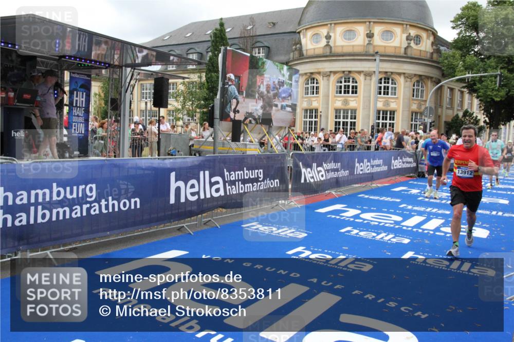 29.06.2025 - hella hamburg halbmarathon Michael Strokosch http://msf.ph/oto/8353811 29.06.2025 10:53:33 Ziel 1030, 1061, 1098, 1499, 1783, 2070, 5866, 6198, 6628, 6629, 11068, 12909, 13912, 13997, 15113, 15497, 17710, 18450, 18612 meine-sportfotos.de