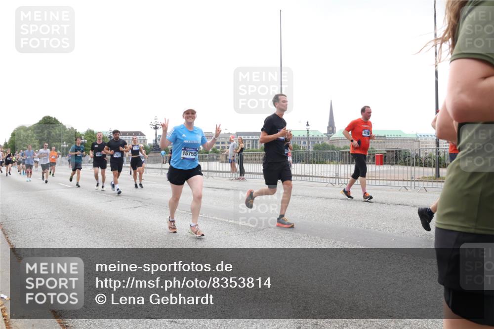 29.06.2025 - hella hamburg halbmarathon Lena Gebhardt http://msf.ph/oto/8353814 29.06.2025 10:38:50 Lombardsbrücke 15755, 12072, 3726, 56, 1232, 1390, 1451, 1721, 2151, 2524, 2534, 2576, 2660, 2693, 3094, 3095, 3216, 3286, 3307, 3323, 3726, 3745, 3777, 3841, 3927, 4028, 4139, 4155, 4159, 4257, 4259, 4260, 4316, 4320, 4410, 4883, 4964, 5085, 5089, 5155, 5617, 5684, 5735, 5913, 6062, 6112, 6611, 6695, 6696, 6875, 7117, 7148, 7263, 7371, 7561, 7589, 7692, 7849, 8367, 8457, 8783, 9708, 9974, 9977, 10072, 10554, 13060 meine-sportfotos.de