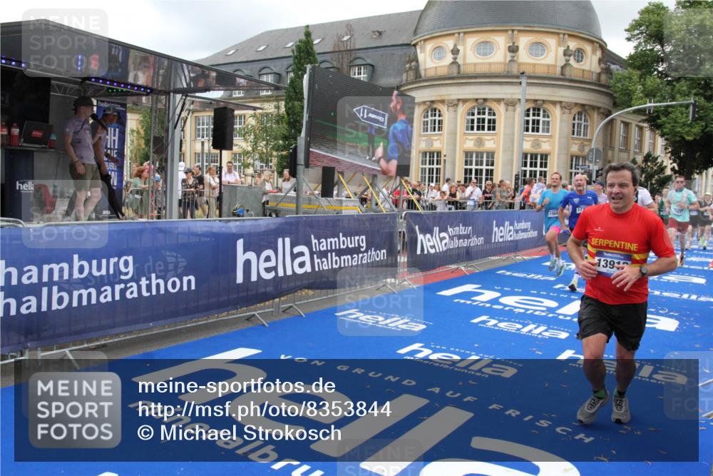 29.06.2025 - hella hamburg halbmarathon Michael Strokosch http://msf.ph/oto/8353844 29.06.2025 10:53:33 Ziel 1030, 1061, 1098, 1499, 1783, 2070, 5866, 6198, 6628, 6629, 11068, 12909, 13912, 13997, 15113, 15497, 17710, 18450, 18612 meine-sportfotos.de