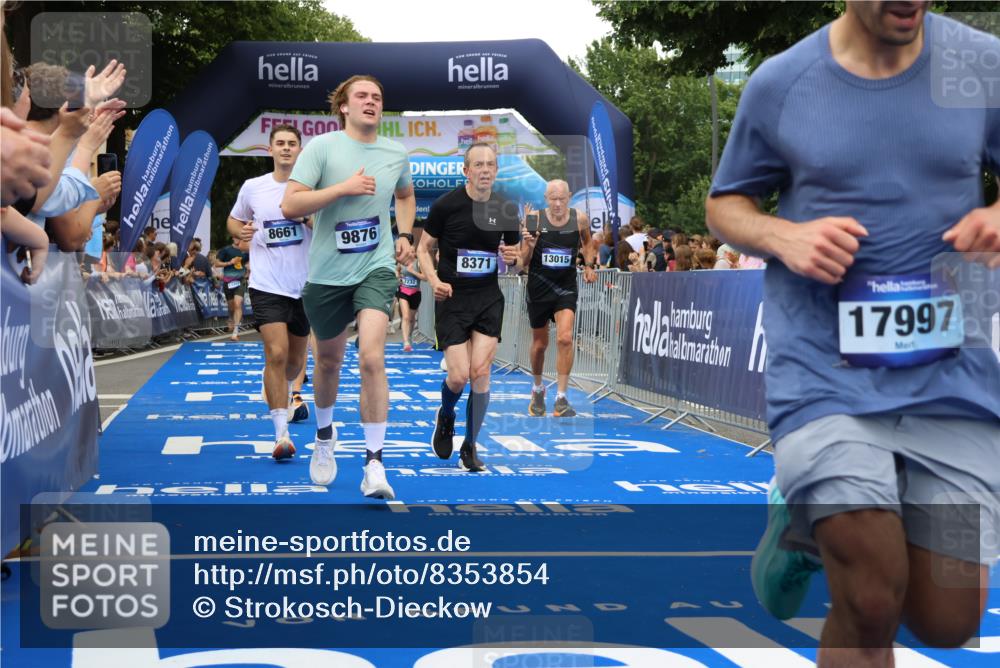 29.06.2025 - hella hamburg halbmarathon Strokosch-Dieckow http://msf.ph/oto/8353854 29.06.2025 10:52:24 Ziel 3715, 4140, 4587, 6164, 7178, 7232, 7896, 8371, 8661, 9145, 9876, 11791, 13015, 13211, 13707, 14561, 15144, 15446, 15980, 17773, 17997 meine-sportfotos.de
