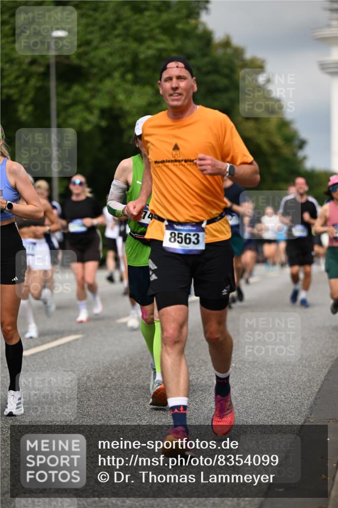 29.06.2025 - hella hamburg halbmarathon Dr. Thomas Lammeyer http://msf.ph/oto/8354099 29.06.2025 10:18:48 Kennedybrücke 1071, 1296, 1379, 1480, 1575, 1728, 1745, 2046, 2281, 2690, 3025, 3454, 3507, 3509, 3691, 4495, 4641, 5608, 5800, 6181, 6366, 6710, 6717, 6724, 7195, 7446, 7447, 7881, 8055, 8239, 8256, 8275, 8522, 8563, 8755, 8854, 8892, 9173, 9709, 10224, 10589, 10717, 11271 meine-sportfotos.de