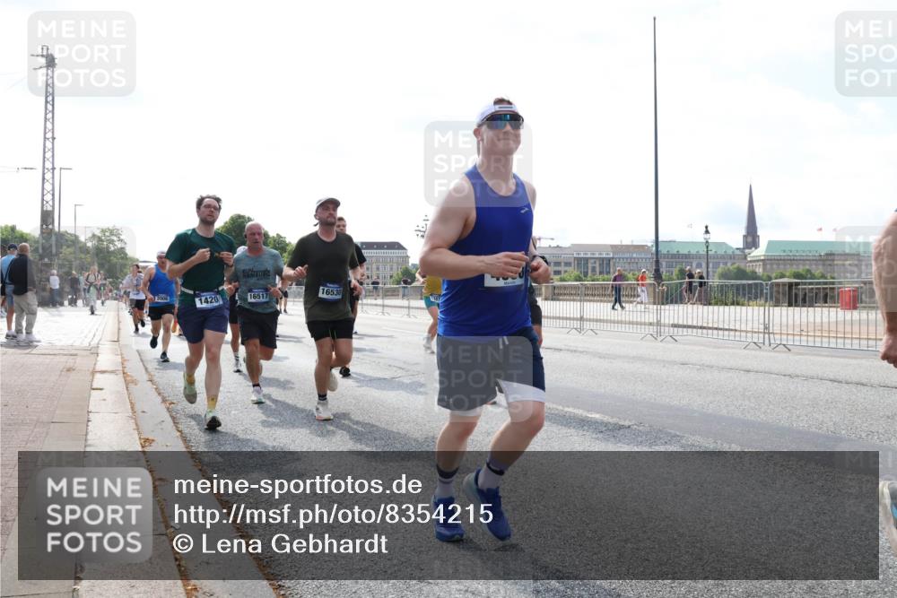 29.06.2025 - hella hamburg halbmarathon Lena Gebhardt http://msf.ph/oto/8354215 29.06.2025 10:01:17 Lombardsbrücke 2006, 1420, 16517, 16530, 1130, 1387, 1420, 1724, 1726, 2006, 2091, 2354, 2363, 2490, 2936, 3199, 3425, 3625, 3663, 3740, 4068, 4238, 4249, 4319, 4322, 4370, 4616, 4649, 4708, 5033, 5418, 5570, 5675, 5870, 6087, 6147, 6281, 0000, 6302, 6487, 6531, 6591, 6714, 6757, 6835, 6924, 7287, 7658, 7757, 7759, 7761, 7846, 8030, 8045, 8046, 8191, 8255, 8326, 8392, 8691, 8822, 8923, 9124, 9932, 10188, 10271, 10383, 10576, 11043, 11465 meine-sportfotos.de