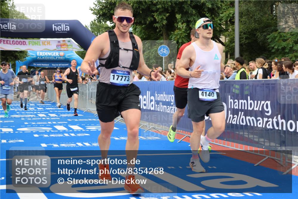 29.06.2025 - hella hamburg halbmarathon Strokosch-Dieckow http://msf.ph/oto/8354268 29.06.2025 10:52:21 Ziel 3715, 4140, 4419, 4587, 6164, 7178, 7896, 8371, 8661, 9074, 9145, 9876, 11791, 13015, 13211, 13707, 14561, 15144, 15446, 17773, 17997 meine-sportfotos.de