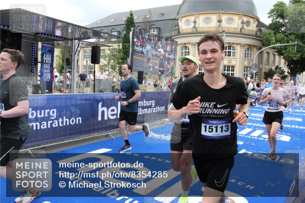 29.06.2025 - hella hamburg halbmarathon Michael Strokosch http://msf.ph/oto/8354285 29.06.2025 10:53:39 Ziel 1030, 1061, 1098, 1499, 1502, 1783, 2058, 2070, 2630, 3399, 3819, 6628, 6762, 10549, 11604, 12632, 13865, 15061, 15113, 15497, 15856, 16092, 18143, 18450, 18612, 18666, 18715 meine-sportfotos.de