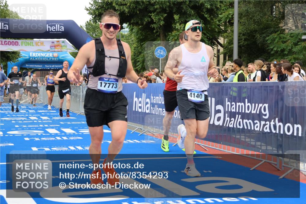29.06.2025 - hella hamburg halbmarathon Strokosch-Dieckow http://msf.ph/oto/8354293 29.06.2025 10:52:21 Ziel 3715, 4140, 4419, 4587, 6164, 7178, 7896, 8371, 8661, 9074, 9145, 9876, 11791, 13015, 13211, 13707, 14561, 15144, 15446, 17773, 17997 meine-sportfotos.de