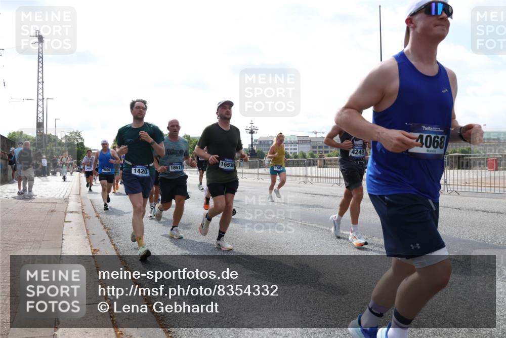 29.06.2025 - hella hamburg halbmarathon Lena Gebhardt http://msf.ph/oto/8354332 29.06.2025 10:01:17 Lombardsbrücke 16530, 16517, 1387, 2006, 1420, 4249, 4068, 1130, 1387, 1420, 1724, 1726, 2006, 2091, 2354, 2363, 2490, 2936, 3199, 3425, 3625, 3663, 3740, 4068, 4238, 4249, 4319, 4322, 4370, 4616, 4649, 4708, 5033, 5418, 5570, 5675, 5870, 6087, 6147, 6281, 0000, 6302, 6487, 6531, 6591, 6714, 6757, 6835, 6924, 7287, 7658, 7757, 7759, 7761, 7846, 8030, 8045, 8046, 8191, 8255, 8326, 8392, 8691, 8822, 8923, 9124, 9932, 10188, 10271, 10383, 10576, 11043, 11465 meine-sportfotos.de