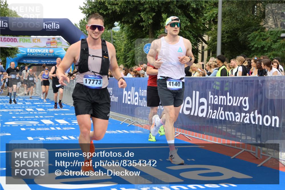 29.06.2025 - hella hamburg halbmarathon Strokosch-Dieckow http://msf.ph/oto/8354342 29.06.2025 10:52:20 Ziel 4140, 4419, 4587, 4837, 5087, 5482, 6164, 7178, 7896, 8371, 8661, 9074, 9876, 11791, 13015, 13211, 13707, 15144, 15446, 17773, 17997 meine-sportfotos.de