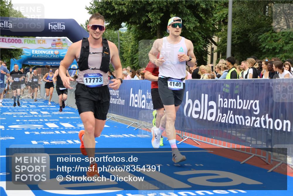 29.06.2025 - hella hamburg halbmarathon Strokosch-Dieckow http://msf.ph/oto/8354391 29.06.2025 10:52:20 Ziel 4140, 4419, 4587, 4837, 5087, 5482, 6164, 7178, 7896, 8371, 8661, 9074, 9876, 11791, 13015, 13211, 13707, 15144, 15446, 17773, 17997 meine-sportfotos.de
