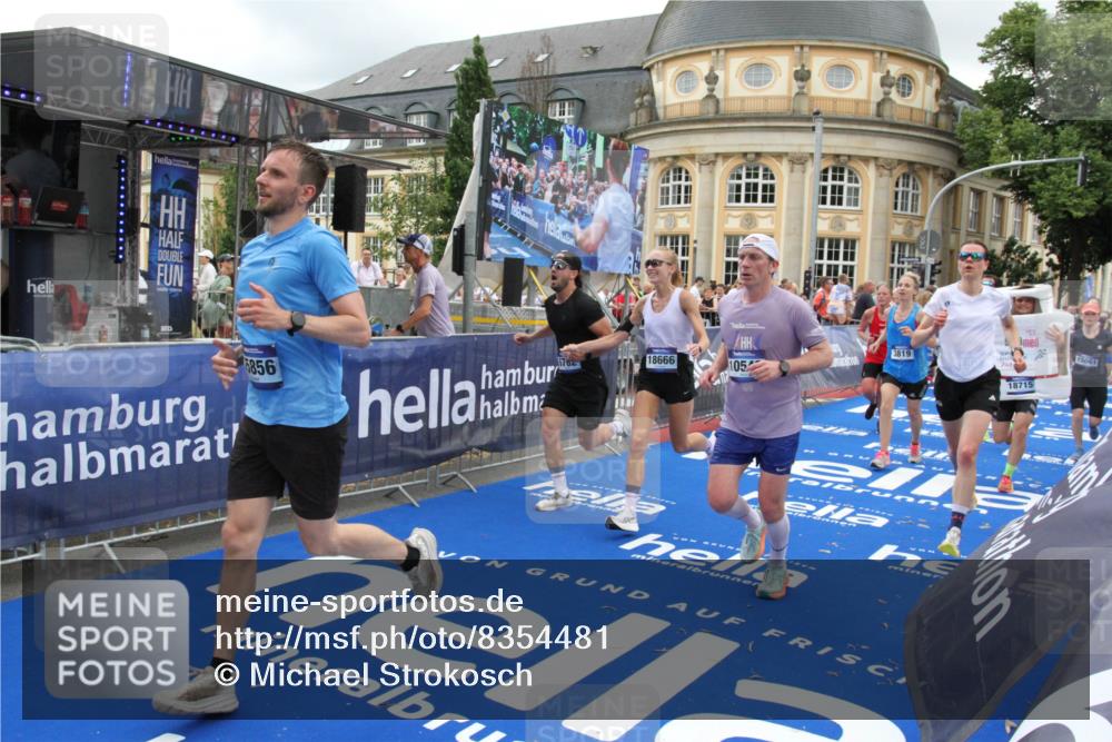 29.06.2025 - hella hamburg halbmarathon Michael Strokosch http://msf.ph/oto/8354481 29.06.2025 10:53:42 Ziel 1030, 1502, 1783, 2058, 2082, 2630, 3399, 3819, 5399, 6628, 6762, 10549, 10895, 11588, 11589, 11604, 12632, 13865, 14702, 15061, 15441, 15856, 16092, 17482, 18143, 18514, 18666, 18715 meine-sportfotos.de