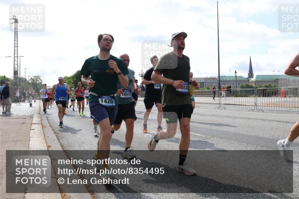 29.06.2025 - hella hamburg halbmarathon Lena Gebhardt http://msf.ph/oto/8354495 29.06.2025 10:01:18 Lombardsbrücke 2006, 18355, 1420, 16517, 1879, 6530, 1130, 1387, 1420, 1722, 1724, 1726, 2006, 2091, 2167, 2354, 2363, 2490, 2936, 3199, 3425, 3625, 3663, 3740, 4068, 4238, 4249, 4319, 4322, 4370, 4616, 4649, 4708, 5033, 5547, 5570, 5675, 5870, 6087, 6147, 6281, 0000, 6302, 6487, 6531, 6591, 6714, 6757, 6835, 6921, 6924, 7287, 7658, 7757, 7759, 7761, 7846, 8030, 8045, 8046, 8191, 8255, 8326, 8392, 8691, 8822, 8923, 9124, 9932, 10188, 10271, 10281, 10301, 10383, 10576, 11043, 11465 meine-sportfotos.de