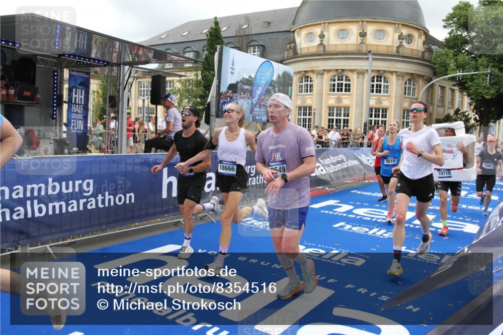 29.06.2025 - hella hamburg halbmarathon Michael Strokosch http://msf.ph/oto/8354516 29.06.2025 10:53:43 Ziel 1502, 2058, 2082, 2518, 2630, 3399, 3819, 5399, 6762, 10549, 10895, 11588, 11589, 11604, 12632, 13865, 14702, 14818, 15061, 15441, 15856, 16092, 17482, 18143, 18514, 18666, 18715 meine-sportfotos.de