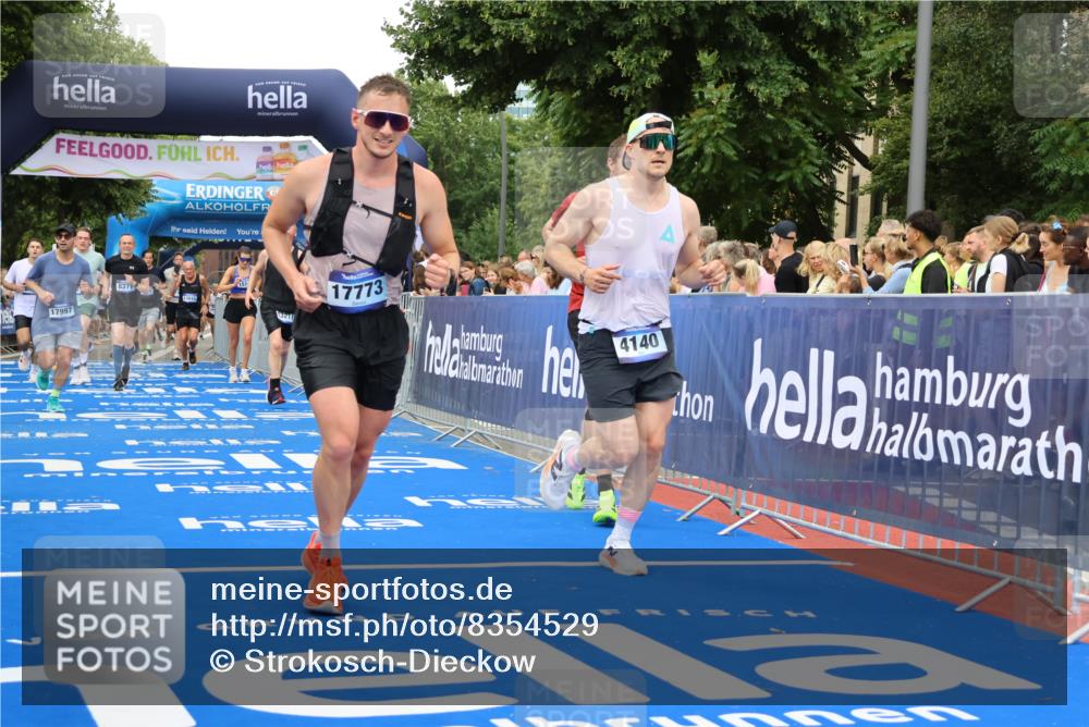 29.06.2025 - hella hamburg halbmarathon Strokosch-Dieckow http://msf.ph/oto/8354529 29.06.2025 10:52:20 Ziel 4140, 4419, 4587, 4837, 5087, 5482, 6164, 7178, 7896, 8371, 8661, 9074, 9876, 11791, 13015, 13211, 13707, 15144, 15446, 17773, 17997 meine-sportfotos.de