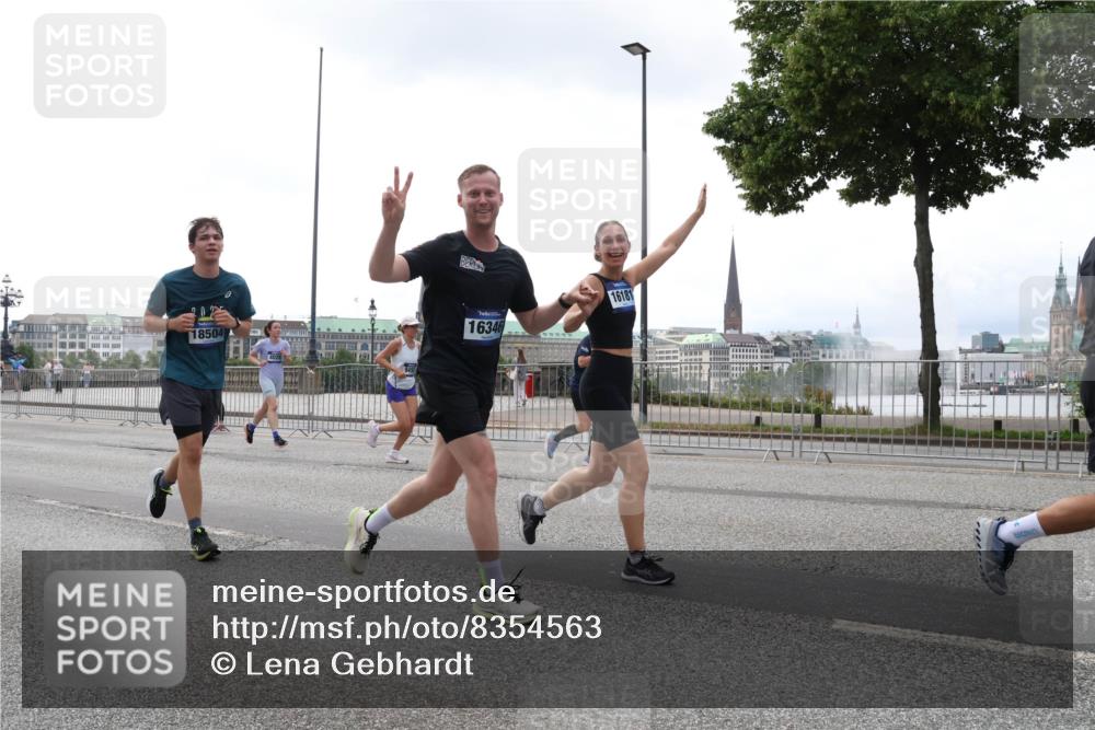 29.06.2025 - hella hamburg halbmarathon Lena Gebhardt http://msf.ph/oto/8354563 29.06.2025 10:38:53 Lombardsbrücke 202, 18504, 16346, 16181, 56, 1232, 1390, 1451, 1721, 2151, 2524, 2534, 2571, 2574, 2576, 2660, 2693, 2998, 3216, 3307, 3323, 3726, 3745, 3841, 3927, 4028, 4139, 4155, 4159, 4257, 4259, 4260, 4316, 4320, 4410, 4883, 4964, 5085, 5089, 5155, 5617, 5684, 5913, 6062, 6112, 6611, 6695, 6696, 6875, 7117, 7148, 7263, 7371, 7561, 7589, 7692, 7815, 7849, 8367, 8457, 8783, 9708, 9974, 9977, 10072, 10315, 10554, 13060 meine-sportfotos.de