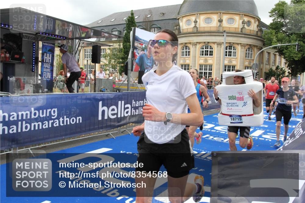 29.06.2025 - hella hamburg halbmarathon Michael Strokosch http://msf.ph/oto/8354568 29.06.2025 10:53:43 Ziel 1502, 2058, 2082, 2518, 2630, 3399, 3819, 5399, 6762, 10549, 10895, 11588, 11589, 11604, 12632, 13865, 14702, 14818, 15061, 15441, 15856, 16092, 17482, 18143, 18514, 18666, 18715 meine-sportfotos.de