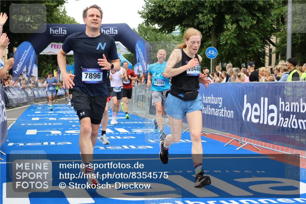 29.06.2025 - hella hamburg halbmarathon Strokosch-Dieckow http://msf.ph/oto/8354575 29.06.2025 10:52:18 Ziel 4140, 4419, 4587, 4837, 5032, 5087, 5482, 6164, 7896, 9074, 9876, 12135, 13015, 13211, 13707, 14300, 15144, 15275, 15446, 16003, 16591, 17130, 17773, 17997, 18475 meine-sportfotos.de