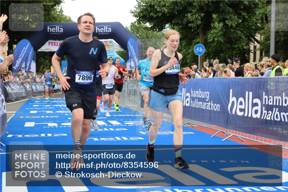 29.06.2025 - hella hamburg halbmarathon Strokosch-Dieckow http://msf.ph/oto/8354596 29.06.2025 10:52:18 Ziel 4140, 4419, 4587, 4837, 5032, 5087, 5482, 6164, 7896, 9074, 9876, 12135, 13015, 13211, 13707, 14300, 15144, 15275, 15446, 16003, 16591, 17130, 17773, 17997, 18475 meine-sportfotos.de