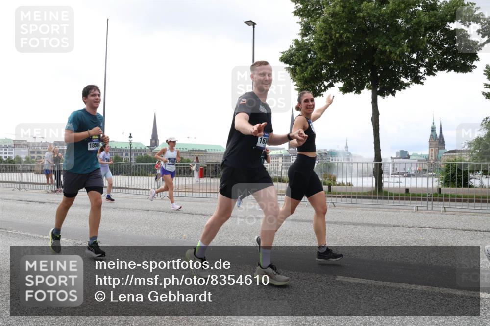 29.06.2025 - hella hamburg halbmarathon Lena Gebhardt http://msf.ph/oto/8354610 29.06.2025 10:38:54 Lombardsbrücke 163, 1850, 56, 1232, 1390, 1451, 1721, 1760, 2151, 2524, 2534, 2571, 2574, 2576, 2660, 2693, 2998, 3216, 3307, 3323, 3726, 3745, 3841, 3927, 4028, 4139, 4155, 4257, 4259, 4260, 4316, 4320, 4410, 4964, 5085, 5089, 5155, 5617, 5684, 5913, 6062, 6112, 6611, 6695, 6696, 6875, 7117, 7148, 7263, 7371, 7561, 7589, 7692, 7815, 7849, 8367, 8457, 8783, 9708, 9974, 9977, 10001, 10072, 10315, 10554, 13060 meine-sportfotos.de